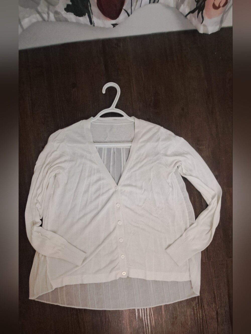 Lightweight Sheer Ivory V-Neck Button Cardigan/Blouse/Top Size Medium/Large - Picture 9 of 14